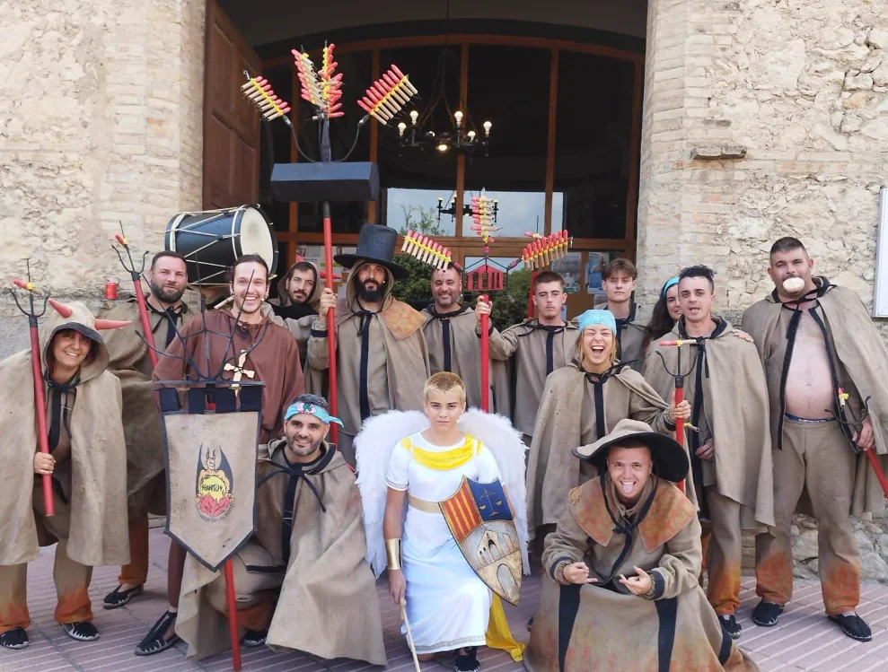 Els membres del Ball de Diables dels Monjos Spantus en foto de grup després de representar l'acte sacramental del ball parlat, Festa Major dels Monjos 2025.