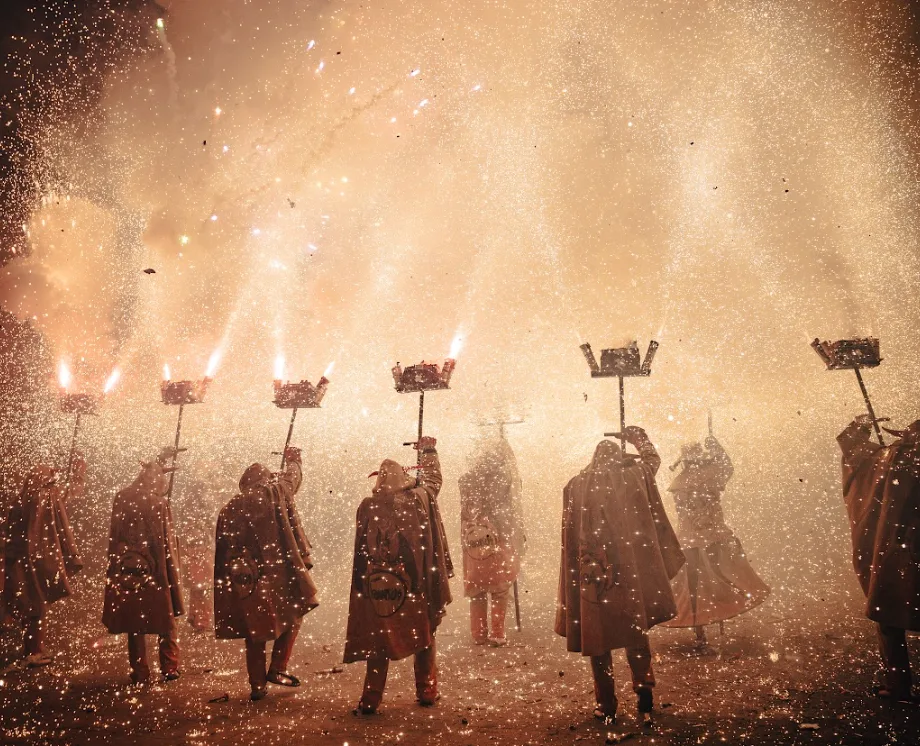 Els diables del Ball de Diables dels Monjos Spantus durant l'encesa final de la Nit de Foc 2025, amb les forques enceses i espurnes omplint la plaça.